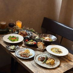 ROUGH cafe dinning bar_【5,500円コース】
各種ご宴会や女子会に最適なワンランク上のコースです。スモークサーモンのカルパッチョやビーフステーキをはじめ、デザートは自家製ミニスイーツまで、こだわりの料理8品と120分飲み放題の大満足のプランとなっております。ビールはもちろん、豊富なカクテルと共に自慢のお料理をお楽しみください。
