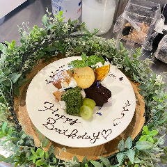 ROUGH cafe dinning bar_【誕生日や記念日に】サプライズを彩る特製メッセージプレート演出