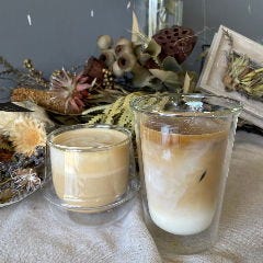ROUGH cafe dinning bar_【モクテル＆カフェ】
お食事やカフェタイムに嬉しい、ノンアルコールカクテルやカフェドリンクを豊富に取り揃えております！久留米の名店「COFFEE COUNTY」の厳選豆で淹れるハンドドリップコーヒーや自家製ドリンクなど、お酒を飲まない方でも本格的なカフェドリンクとともに寛ぎのひとときをご堪能いただけます。