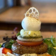 ROUGH cafe dinning bar_ランチタイム人気No1！季節野菜の副菜が彩るロコモコプレート
