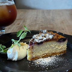 ROUGH cafe dinning bar_ブルーベリークランブルチーズケーキ