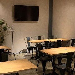 ROUGH cafe dinning bar_【テーブル席/～34名様】木目がグレーの空間に映えるスタイリッシュな空間