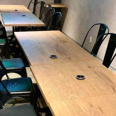 ROUGH cafe dinning bar_【テーブル席/～34名様】木目がグレーの空間に映えるスタイリッシュな空間