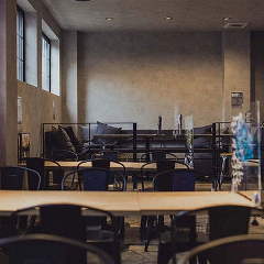 ROUGH cafe dinning bar_【テーブル席/～34名様】木目がグレーの空間に映えるスタイリッシュな空間