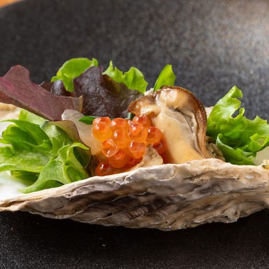 バルスモーク寿燻工房_牡蠣の燻製オイル漬け　イクラ添え