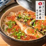 北海道産のいくらや鮭をふんだんに盛り込まれた土鍋ご飯