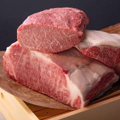 その日仕入れた厳選肉や旬の素材を多数ご用意しております