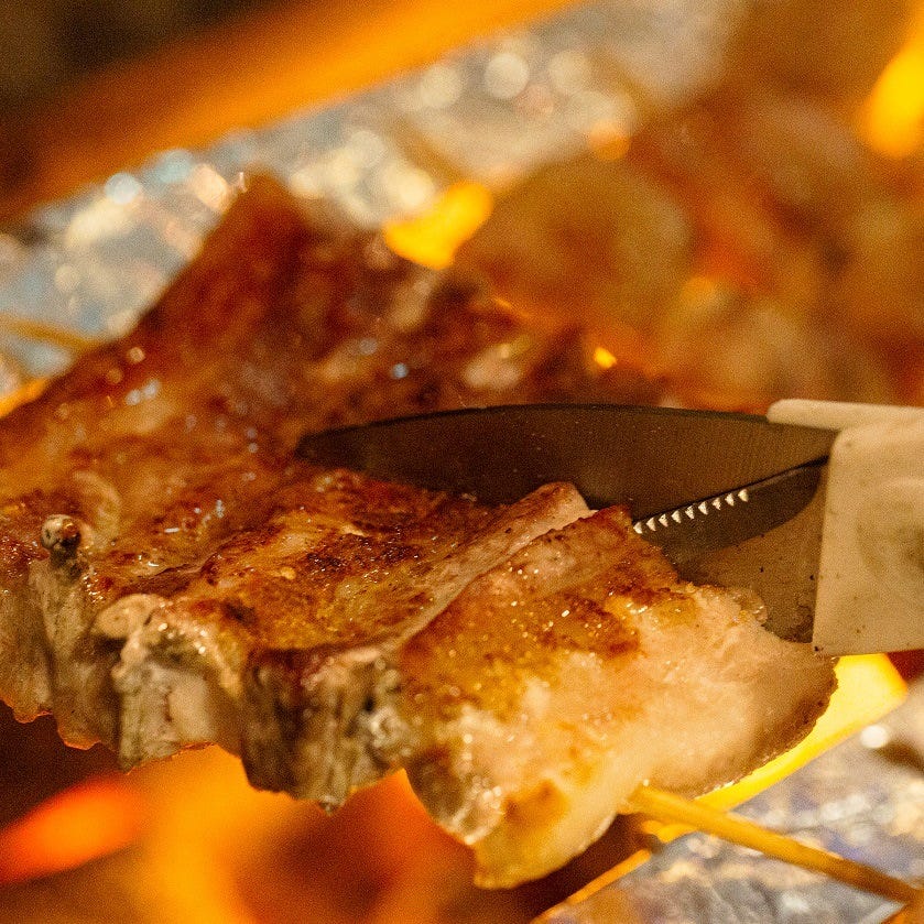 大きな豚肉を焼き上げる”豚大串”