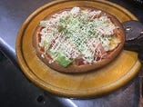ベーコン・レタス・トマトのピザ