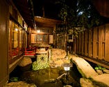 ■風情ある日本庭園夜景がきれいなお店

オープンスペース席は、外の庭園が望めます

大切な時間に是非至福の空間でゆっくりと、都会の喧騒から路地裏に少し足をのばせば…昭和レトロな日本家屋一軒家。人数・時間・ご予算・料理内容などお気軽にご相談下さい