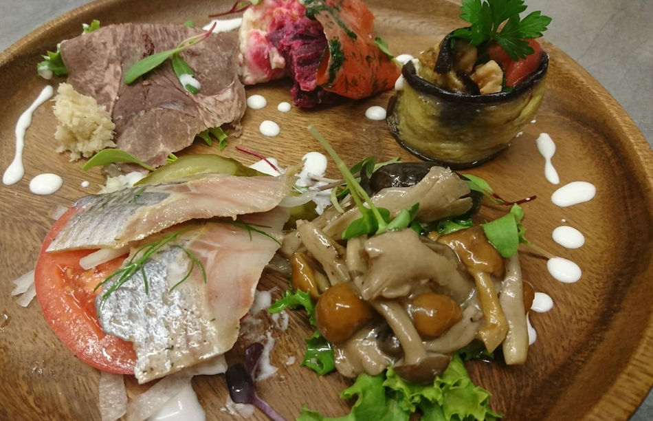 ロシアレストラン スンガリー 新宿三丁目店 コース モスクワランチ シェフ１番のおすすめ 前菜盛合わせ ボルシチ 牛ヒレ肉の本格ビーフストロガノフ ぐるなび