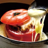 丸ごとトマトのオーブン焼き！とろとろのチーズと相性が抜群！