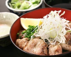「豚の塩焼き丼　1050円
（温泉玉子、サラダ、スープ付き）