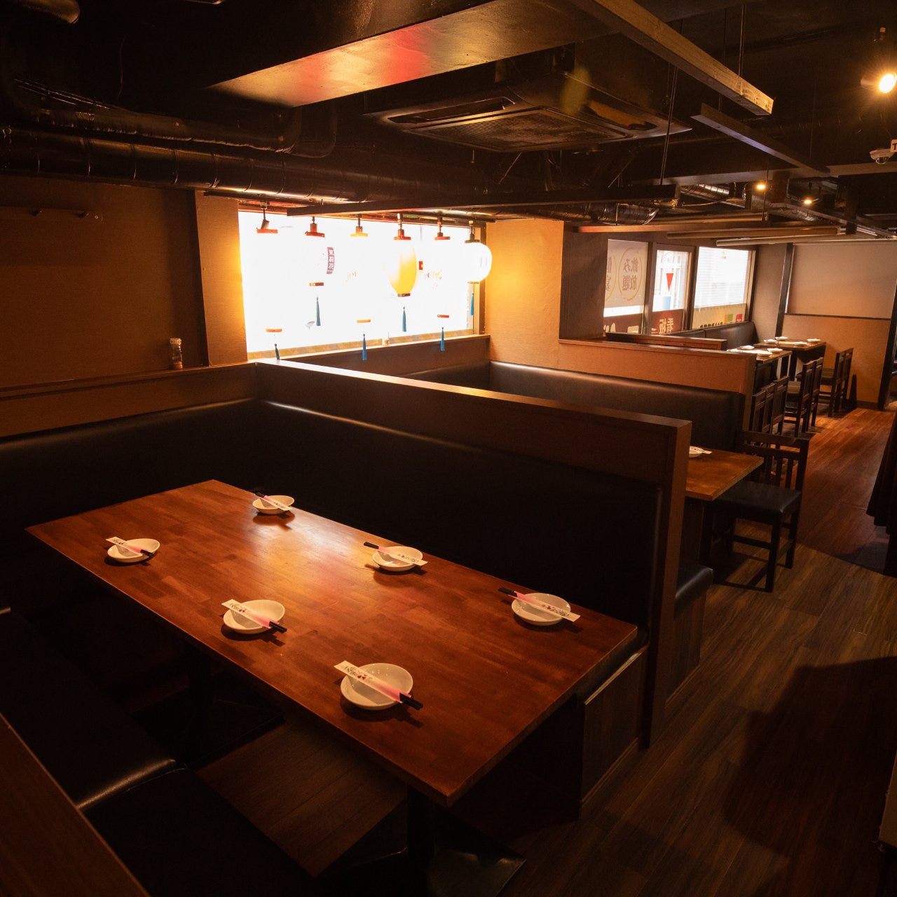 にくまる 新宿店の店内