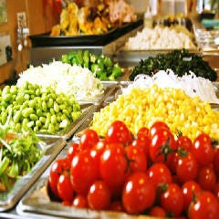 新鮮野菜＆煮込み料理なども食べ放題、常時20種以上あります！