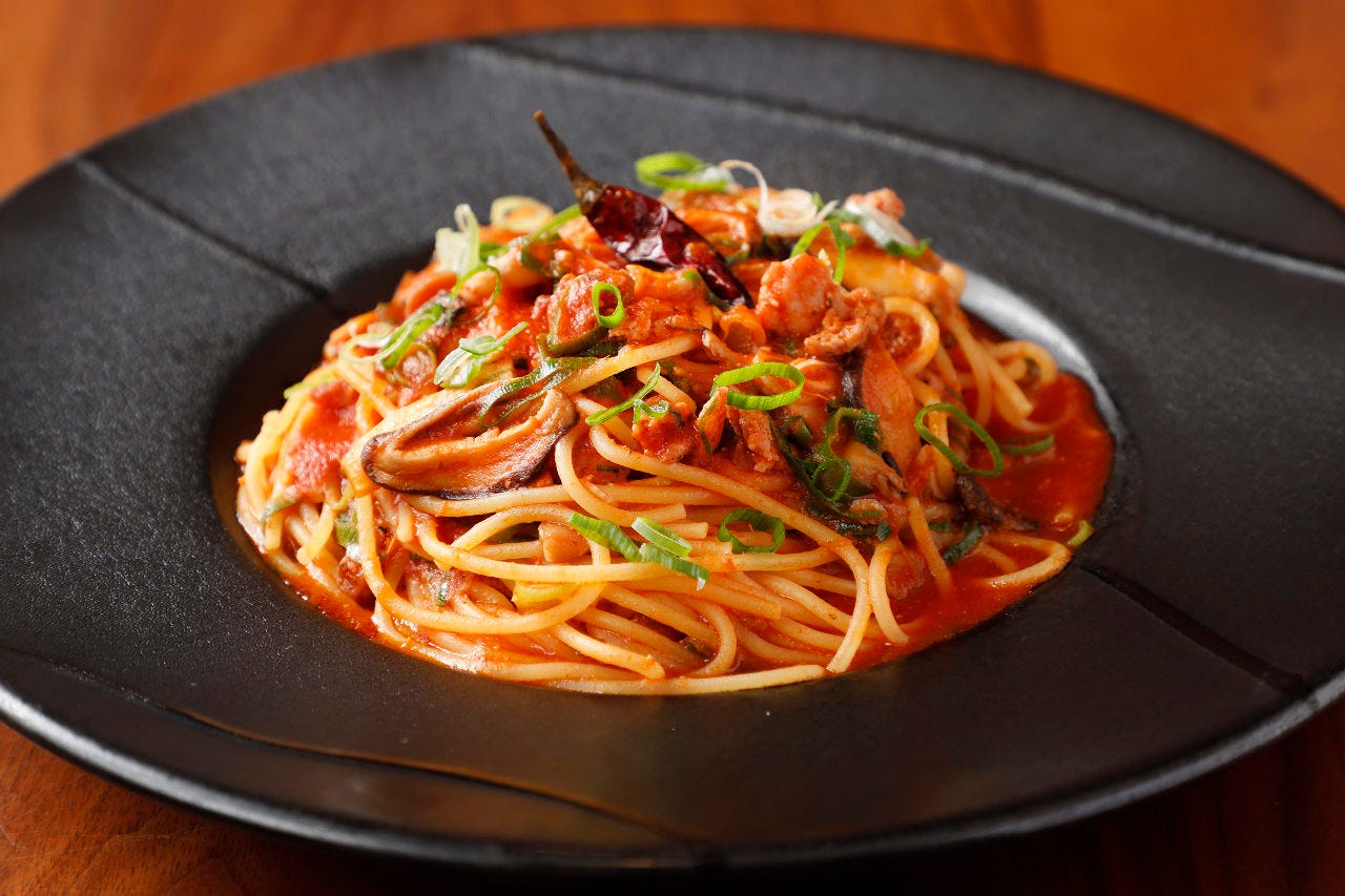 黒い器に盛られたトマトパスタ
