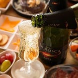 ワインやハイボールなどお酒も充実のラインナップ。