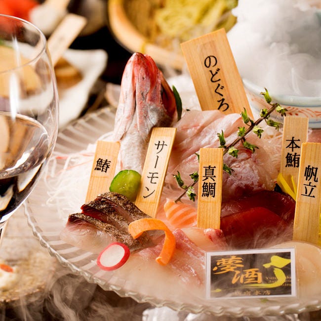 サーモンや真鯛などの刺身が盛られたお皿