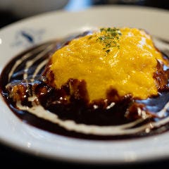 とろとろたまごにコク深いソースの当店一番人気「オムライス」!