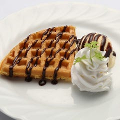 たっぷりのクリームとアイス、サクっと焼いたワッフルをどうぞ！