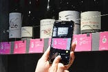 wine@ EBISUのワインは全てQRコードを添付。スマートフォンから読み込むことで商品の詳細を確認することが出来ます。