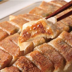 大将が毎日一つ一つ手包みしている愛情たっぷりの餃子をどうぞ