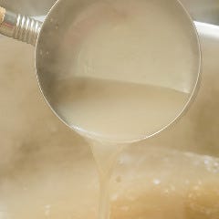 コクと旨味の強い熟成されたスープをすまし仕立てであっさりと