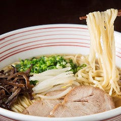 源流博多ラーメンはもちっとした平打ち麺がスープと絡み絶品!