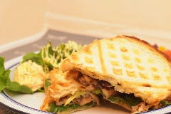 紅茶で煮込んだチキンをワッフルメーカーで焼きあげ一番人気の品