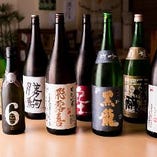 「景虎」や「酔鯨」など料理によく合う厳選の日本酒を取り揃え