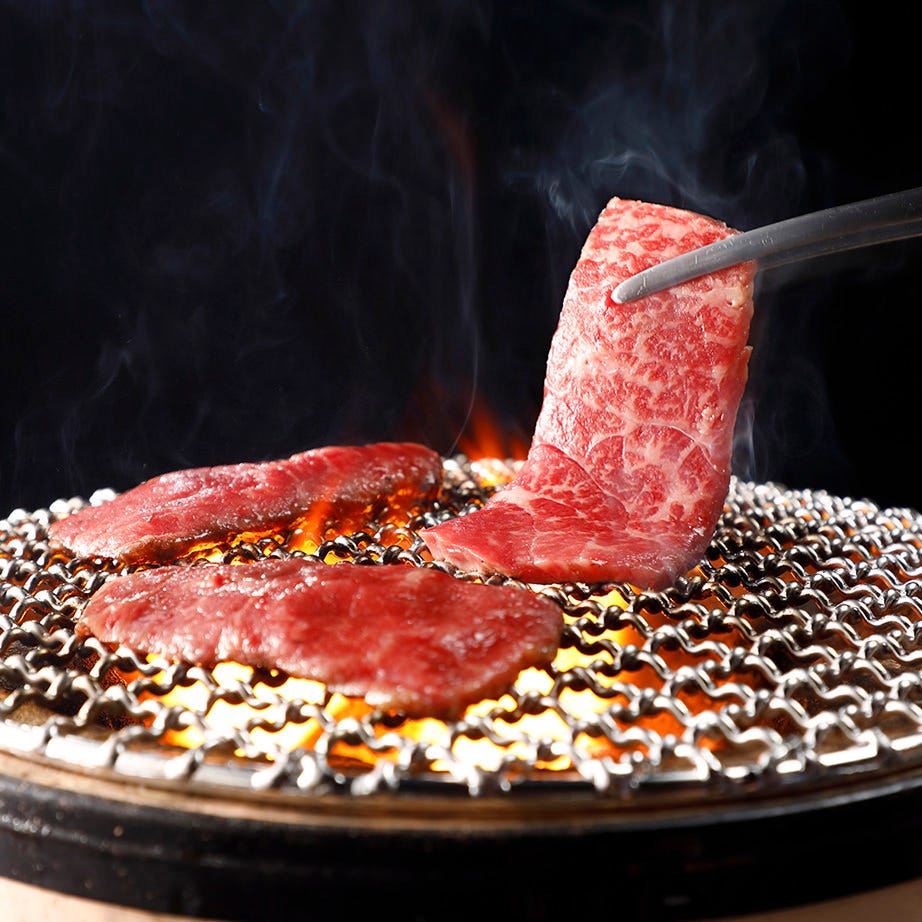 焼肉の和民 王子店の肉を焼いている様子