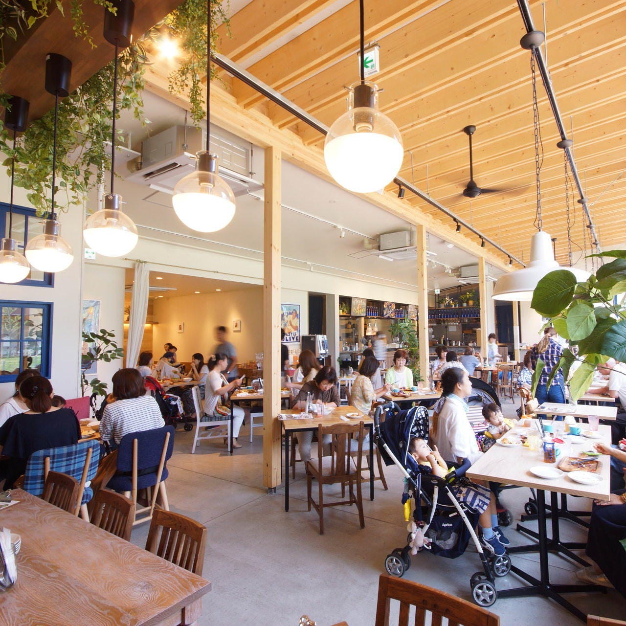 テーブル席が並ぶソライロキッチン天王寺 イン てんしばの店内