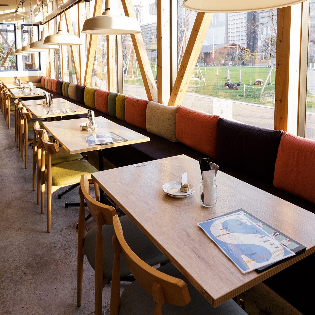 窓からてんしばが見えるソライロキッチン天王寺 イン てんしばのテーブル席