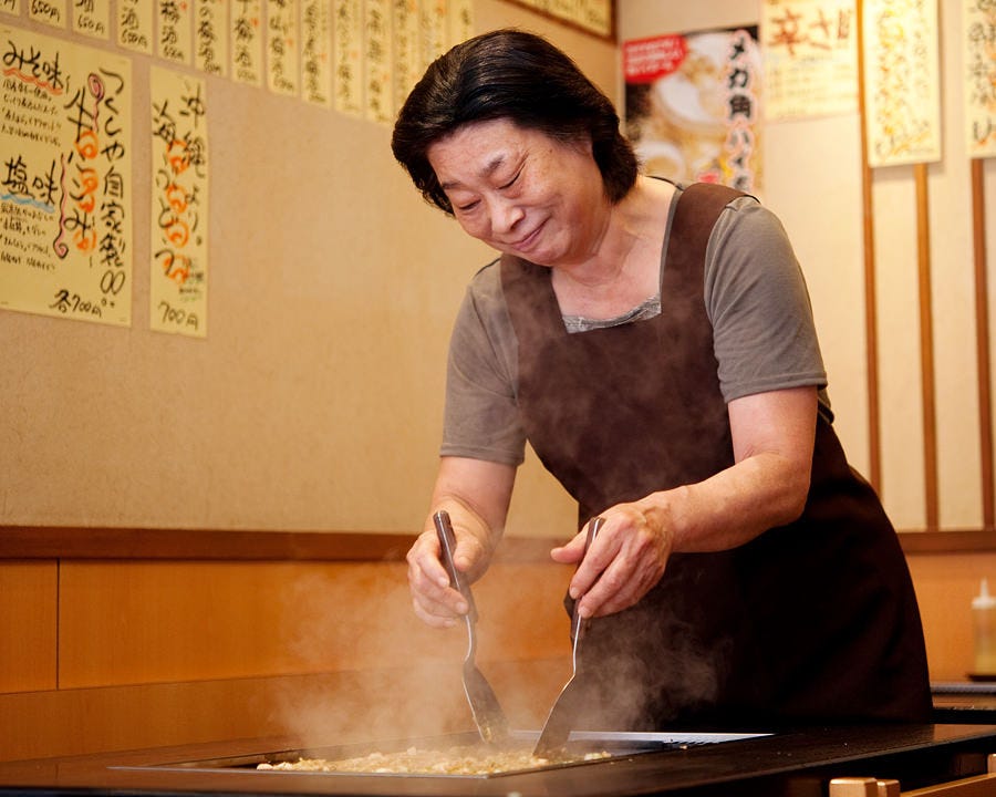 名物おかみが作る自慢の一品料理