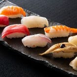 【握り寿司】
目利きのプロが厳選した魚介を職人が仕上げる
