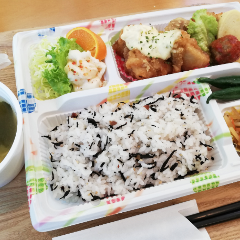 日替りの他、 3種のお持ち帰り弁当ございます