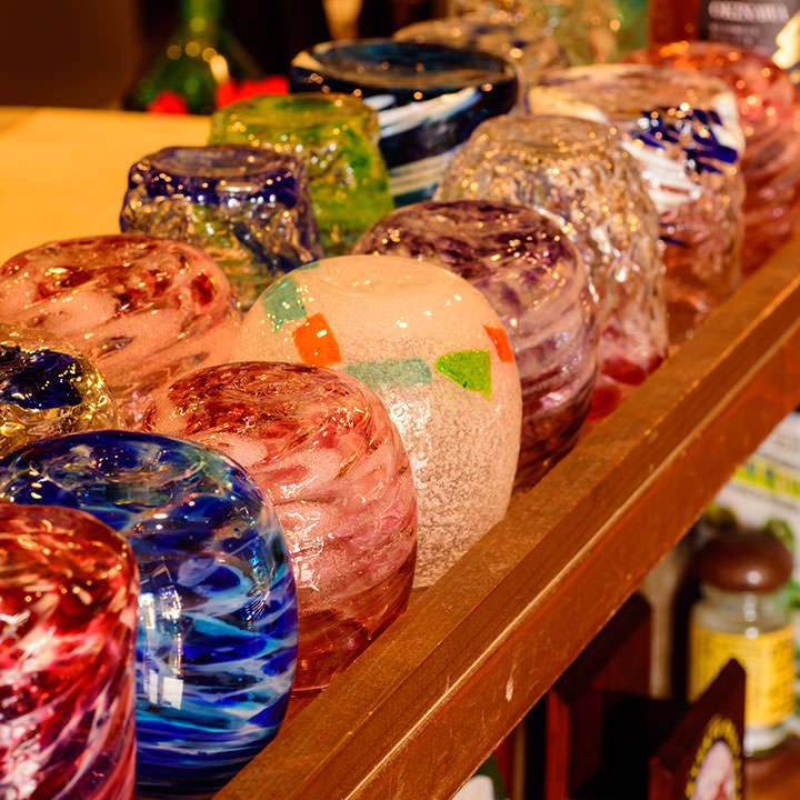 カウンターでは、選んだお好きな琉球グラスで泡盛を楽しめます！