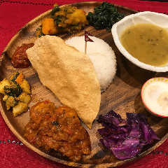 カレーと豆のスープがセットになったネパール国民食ダルバート☆