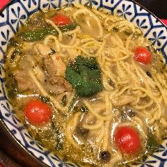 スパイシーな辛さがクセになる！グリーンカレーラーメン。