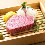 ロースやカルビなどの赤身肉は、すべてA5ランクの仙台牛を使用