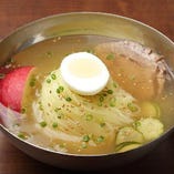 丁寧に仕込んだ「焼肉 泰山」の自信作。牛骨に鶏ガラを加えて10時間かけて炊き上げたスープに、細麺が絡む〆の一品。
