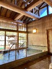 古き良き日本建築の内湯と露天風呂