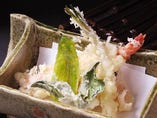 天ぷら盛り合わせ　活き車海老・地物野菜が入っています　