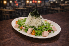 自家製蒸し鶏ハムとパクチー盛りサラダ