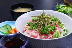 ネギトロ丼<味噌汁・サラダ・漬物も付いた和定食>