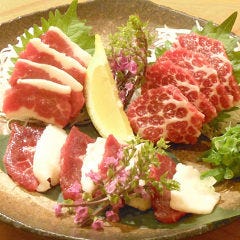 熊本直送馬刺し！ 三点盛りとユッケなどをご用意しています。