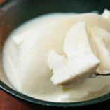 たまたまのお通しは手造り豆腐です。濃厚な豆乳とお塩でどうぞ。