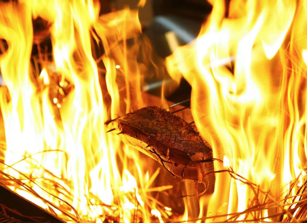 豪快な火柱で炙る藁焼き料理