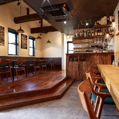 明るく開放的な店内でゆっくりとお過ごしください。