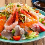 【青木鮮魚の炙り海鮮サラダ】その日の厳選魚介をふんだんに！！